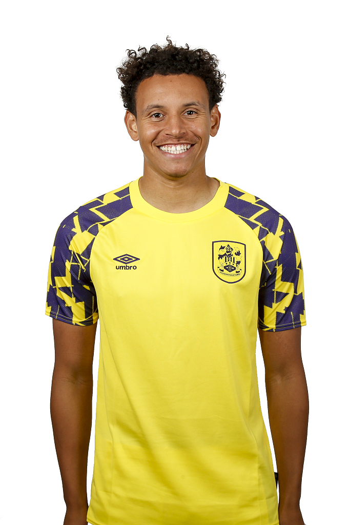 巴库纳在镜头前摆出坚定的姿势，新赛季他将承担更多的中场责任，蓝白间条衫下的肌肉线条预示着充足的备战