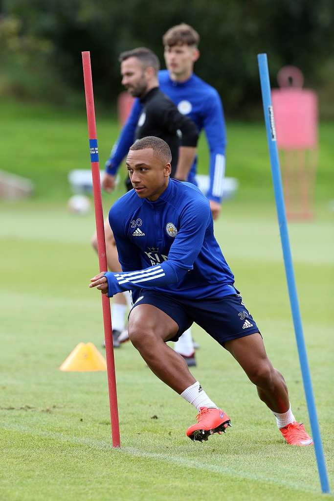 贾斯汀在边路高速插上，眼神坚定，这位年轻的边后卫正努力在训练中证明自己，准备在新赛季的攻防两端承担更多责任。