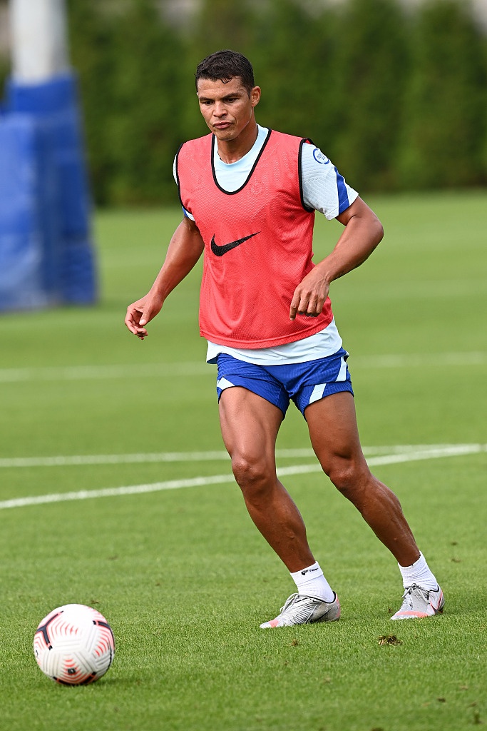 维尔纳目光如炬，在科巴姆训练场上带球疾进，他的每一次触球都仿佛在为周末的伦敦德比蓄力。