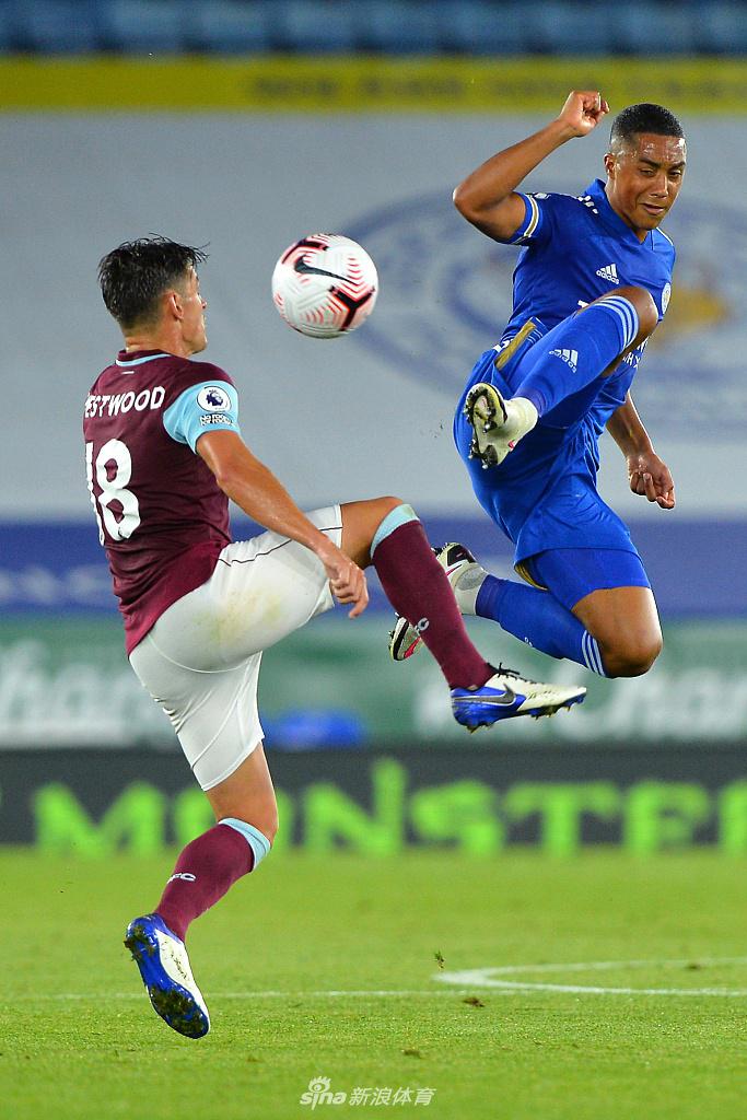 卡斯塔涅起脚传中瞬间，皮球在空中划出致命弧线，他的面部肌肉紧绷，仿佛要将全部力量注入这一次进攻。