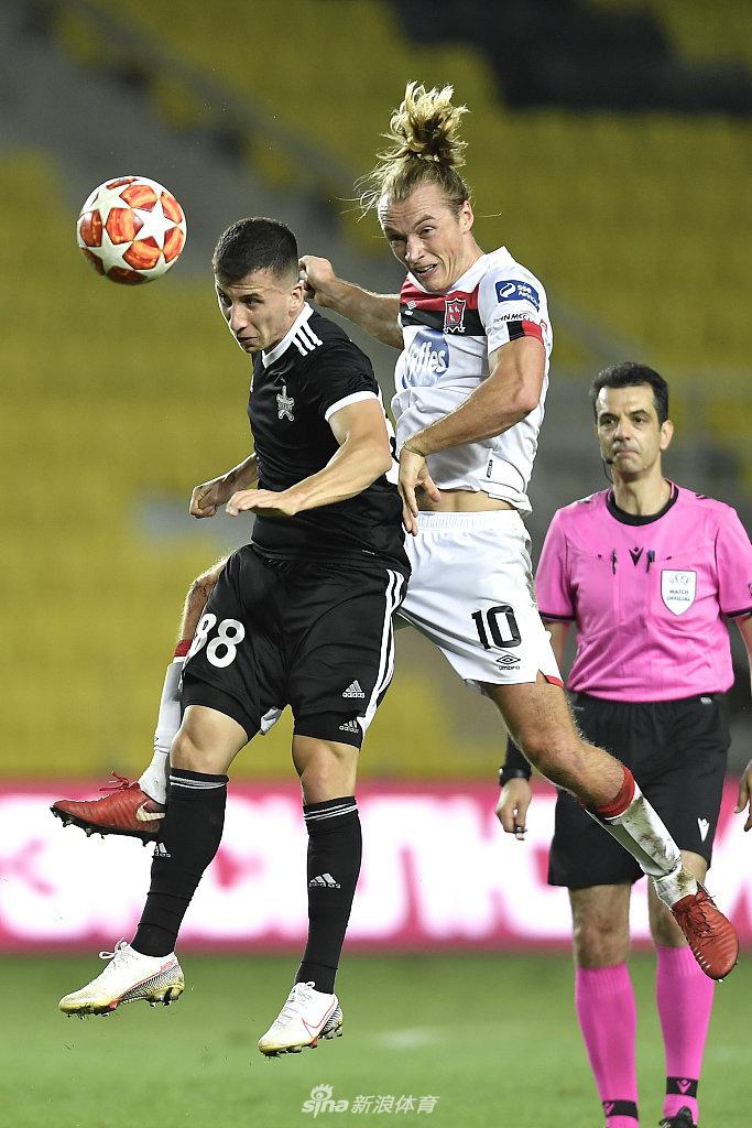 敦达克队长克里斯·希尔兹打入制胜点球后，被狂喜的队友们紧紧压在身下，这是属于全队的不眠之夜，也是爱尔兰足球在欧洲赛场的高光时刻。