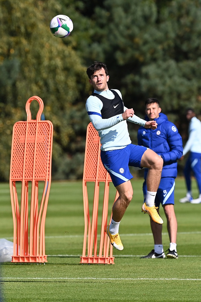 边后卫本·奇尔韦尔在训练中高速带球突破，他的身影矫健，伤愈复出后状态正佳，即将在边路为切尔西提供强大火力支援。