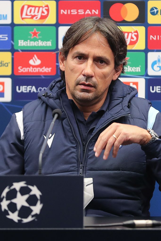 发布会的主角——因莫比莱端坐在麦克风前，眼神坚毅地望向远方，那标志性的短发和专注神情，预示着锋线杀手已为明晚的战斗磨砺好了自己的利爪。