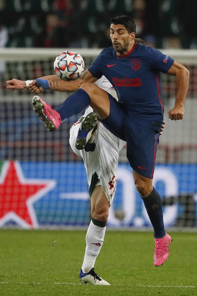 镜头捕捉到埃雷拉手球瞬间的争议画面，主裁判在经过VAR确认后，果断指向点球点，这个判罚成为了比赛的转折点。