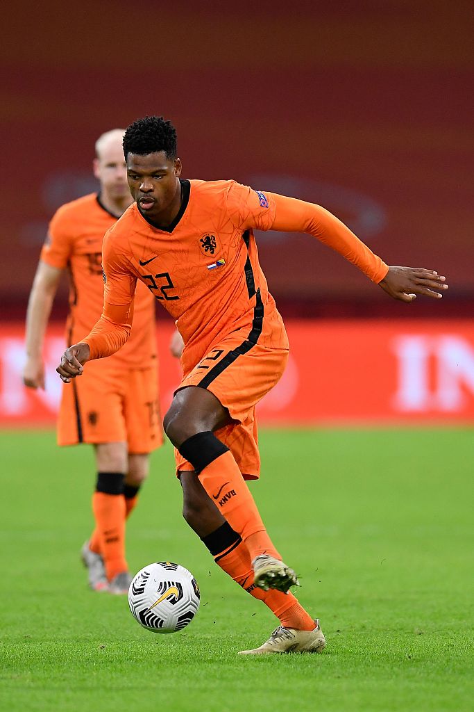 德佩在门前展现杀手本色，他用一记冷静的推射，将邓弗里斯送上的助攻转化为个人本场比赛的闪耀一击。