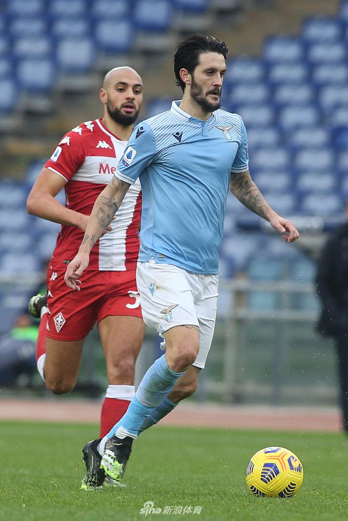 镜头捕捉到拉齐奥球员在角旗区附近激烈拼抢，蓝色的球衣与紫色的身影交织，力量与技巧的碰撞在此刻爆发。