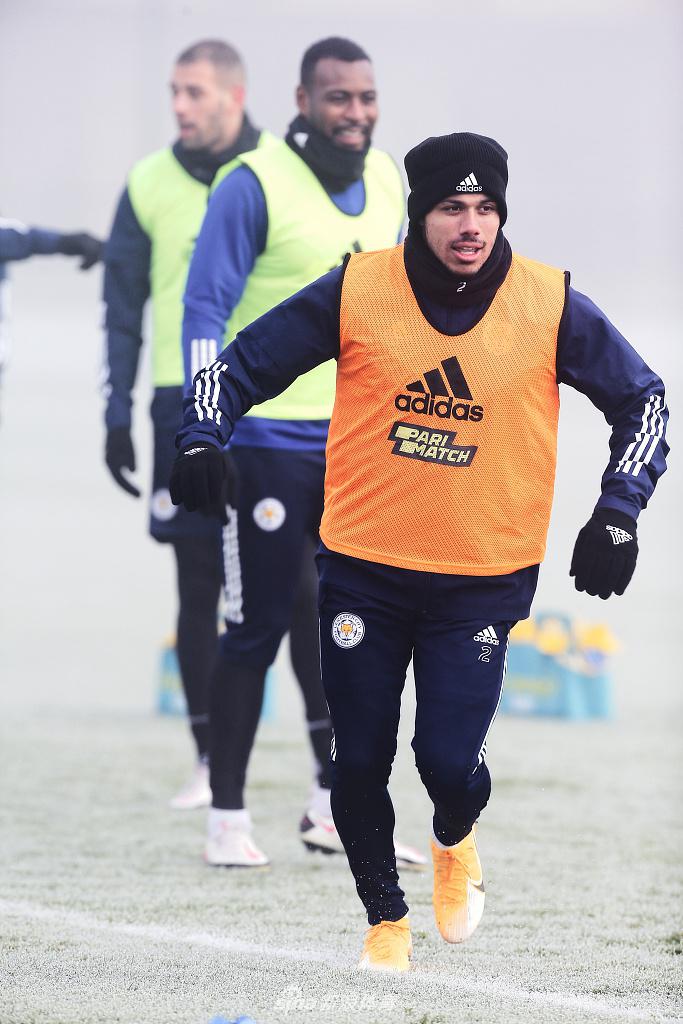 发布会的尾声，罗杰斯望向远方，眼中充满了对未来的憧憬，仿佛已经透过镜头，预见到了几个月后在温布利球场即将创造的蓝色奇迹。