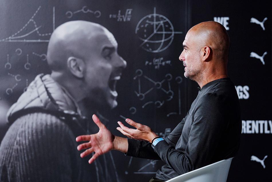 镜头捕捉到瓜迪奥拉与俱乐部高层握手致意的瞬间，两人的眼神中充满默契与坚定，身后的曼城队徽在灯光下熠熠生辉，见证着这一历史性时刻。