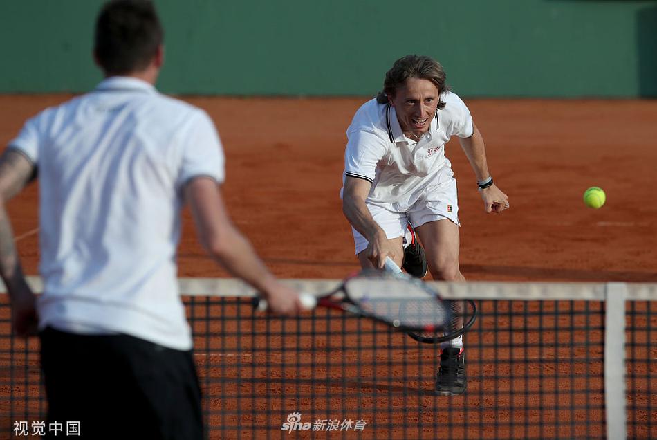 莫德里奇与网坛名将西里奇同框，克罗地亚两大体育传奇惺惺相惜