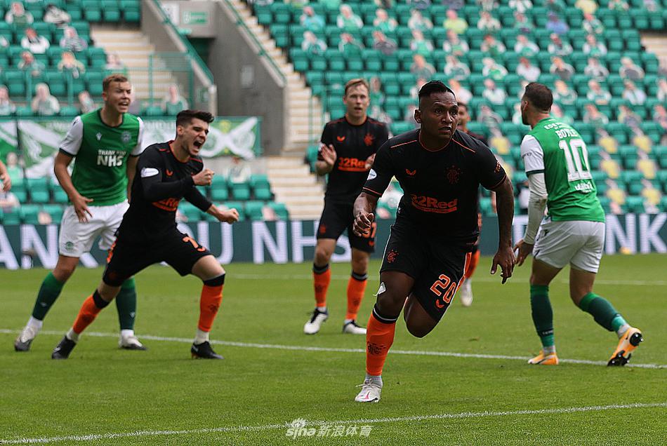 流浪者队长詹姆斯·塔弗尼尔在边路送出一记如圆月弯刀般的精准传中，皮球的轨迹划破了 Easter Road 球场上空的空气。