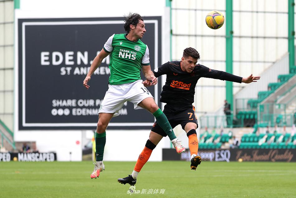 希伯尼安门将奥菲尔·马尔西亚诺在比赛最后时刻侧身飞扑，指尖堪堪碰到皮球，将对手的必进球拒之门外，神情专注而坚定。