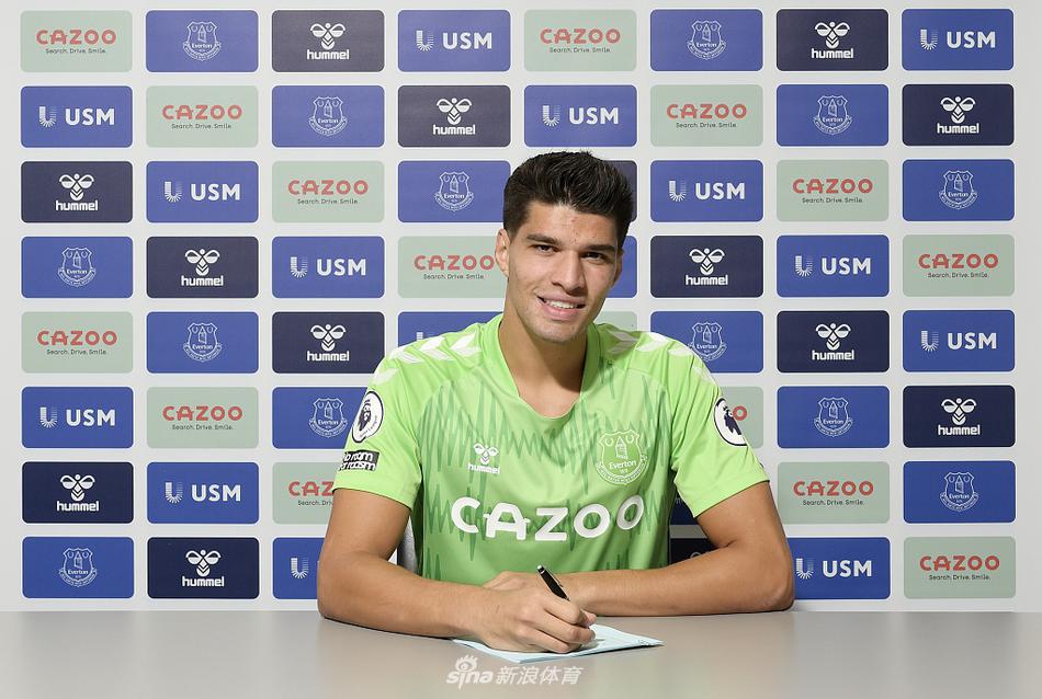 在训练设施前，若奥·维吉尼亚双手叉腰，仔细观察着训练场地的每一寸草坪，仿佛在提前熟悉未来几年将要守护的领地。