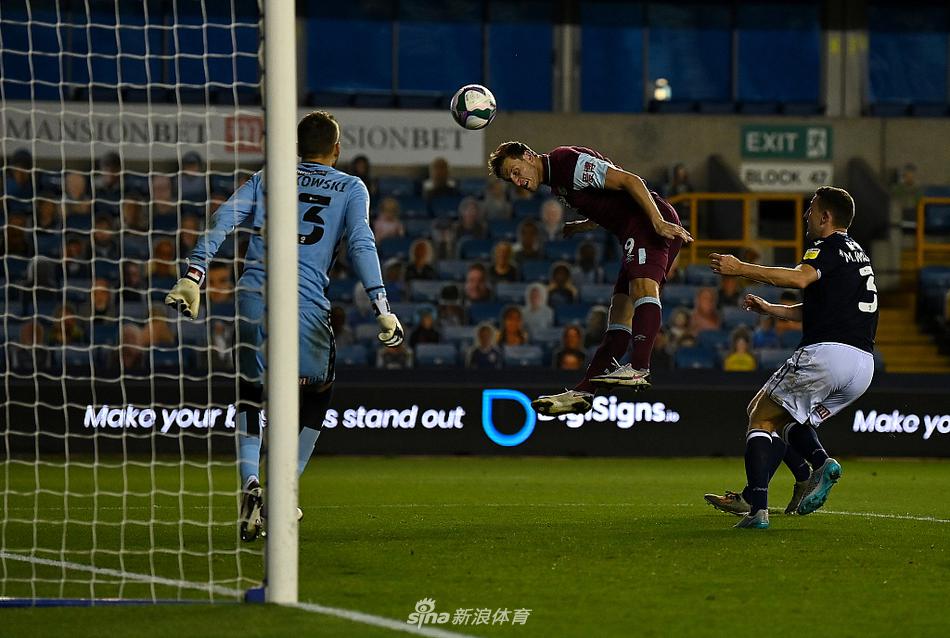 伯恩利球员乔希·布朗希尔在禁区外轰出世界波瞬间，皮球如出膛炮弹直挂球门死角，米尔沃尔门将奋力扑救但鞭长莫及。