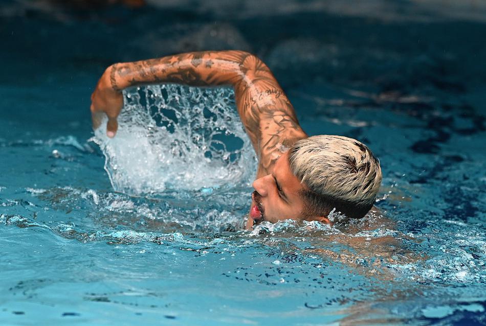 若日尼奥训练中神情严肃，指挥若定，他是蓝衣军团中场不可或缺的节拍器