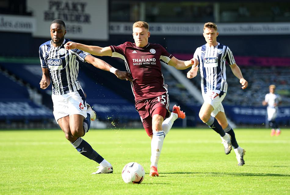 在山楂球场的聚光灯下，莱斯特城的球员们围成一圈，用集体的怒吼为即将到来的战斗注入必胜的信念，蓝色的战袍在绿茵场上格外醒目。