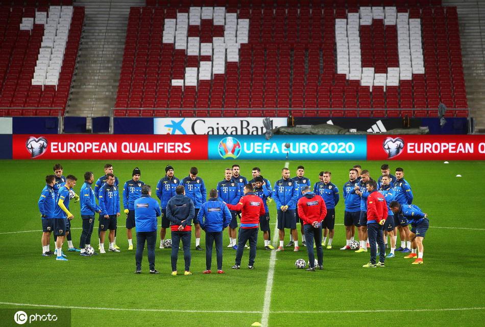 中场发动机拉兹万·马林弯着腰大口喘气，汗珠从发梢滴落在白色的训练球上，他脚下的足球静静停在禁区弧顶，下一秒将成为撕裂防线的利刃。