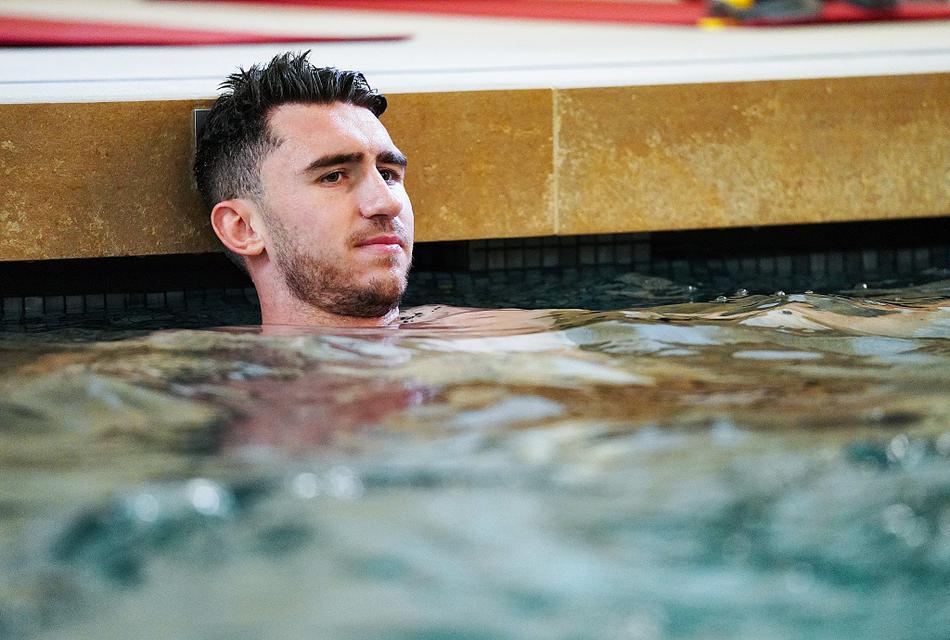 在夕阳的余晖中，德布劳内正送出一记精准长传，皮球划出的弧线仿佛在冰冷的空气中擦出了火花，他眼神专注，正试图用传球撕裂想象中的防线。