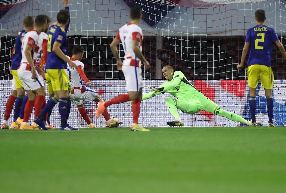 绝杀功臣克拉马里奇滑跪在雨中的草皮上，留下两道长长的痕迹，他身后的看台上无数双手臂在雨中挥舞，仿佛在为这来之不易的胜利谱写一曲激昂的战歌。