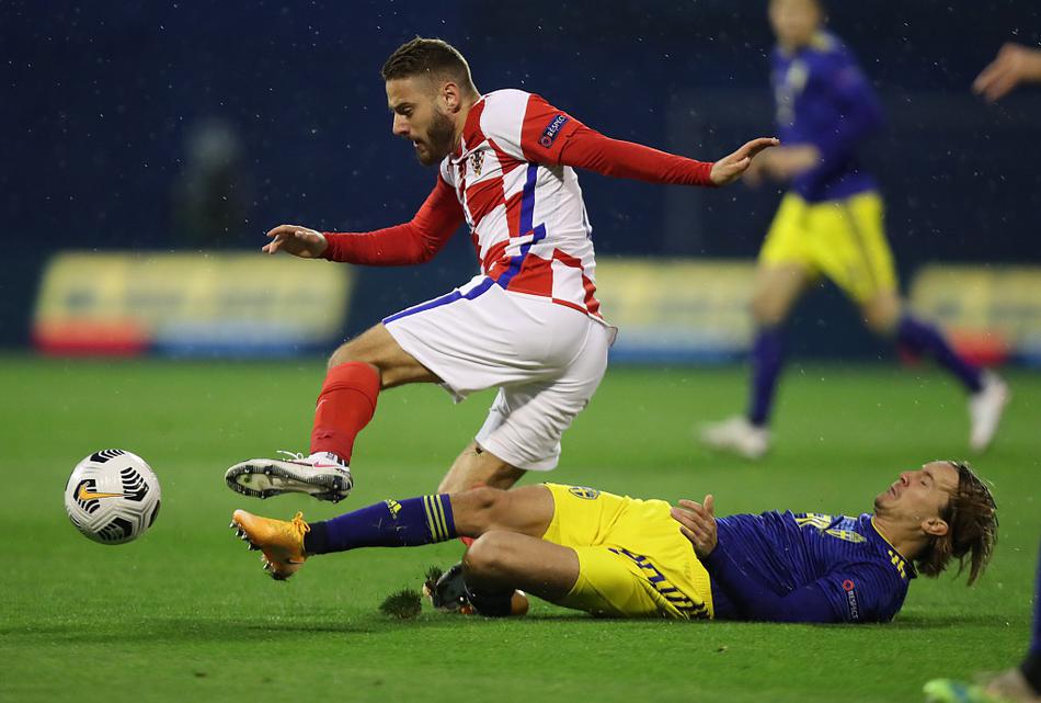 瑞典前锋马库斯·贝里包抄到位，在克罗地亚两名高大的中后卫之间伸脚垫射，皮球应声入网，他的眼神中充满了扳平比分后的坚毅与杀气。