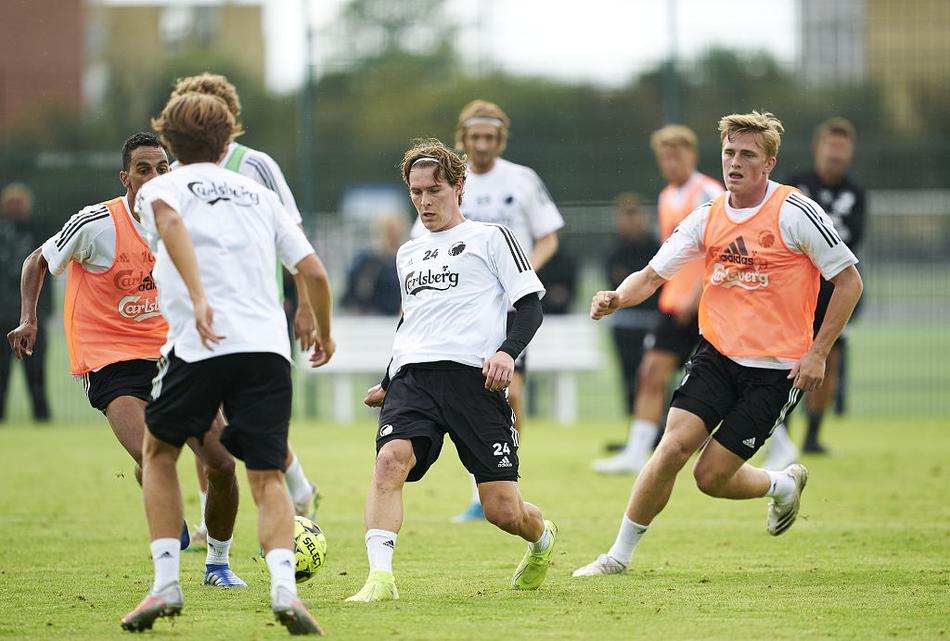 希腊中场核心泽卡在分组对抗中拉球转身，目光如炬地观察着前插的队友，他的每一次触球都如同指挥官在调度千军万马，掌控着比赛的节奏。