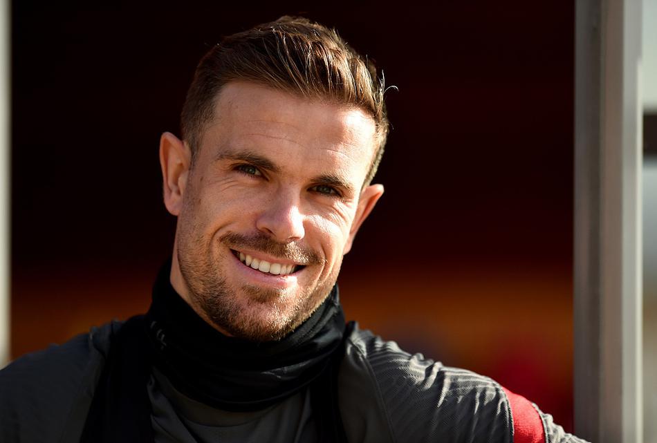 范戴克在后防线上高高跃起，力压模拟对手的前锋，将球干净利落地顶出危险区域，制空权牢牢在手。