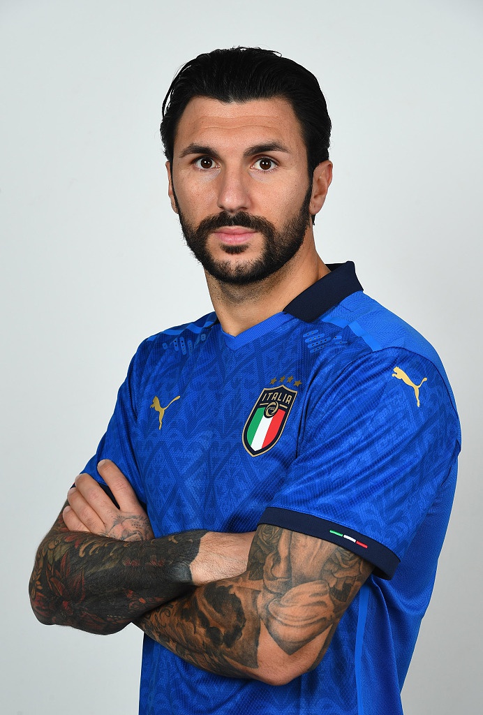 因西涅嘴角上扬，那不勒斯队长在镜头前露出标志性的灿烂笑容，仿佛在诉说着对即将到来胜利的无限渴望。