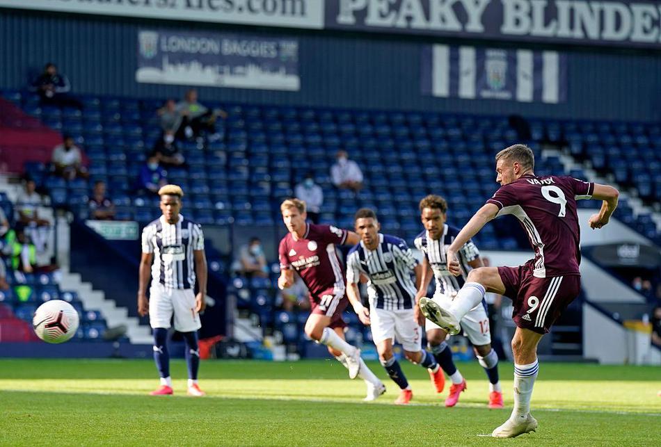 莱斯特城的发动机詹姆斯·麦迪逊在三人包夹的缝隙中巧妙突破，他轻盈的步伐和专注的眼神，仿佛在无声的战场上奏响进攻的序曲。