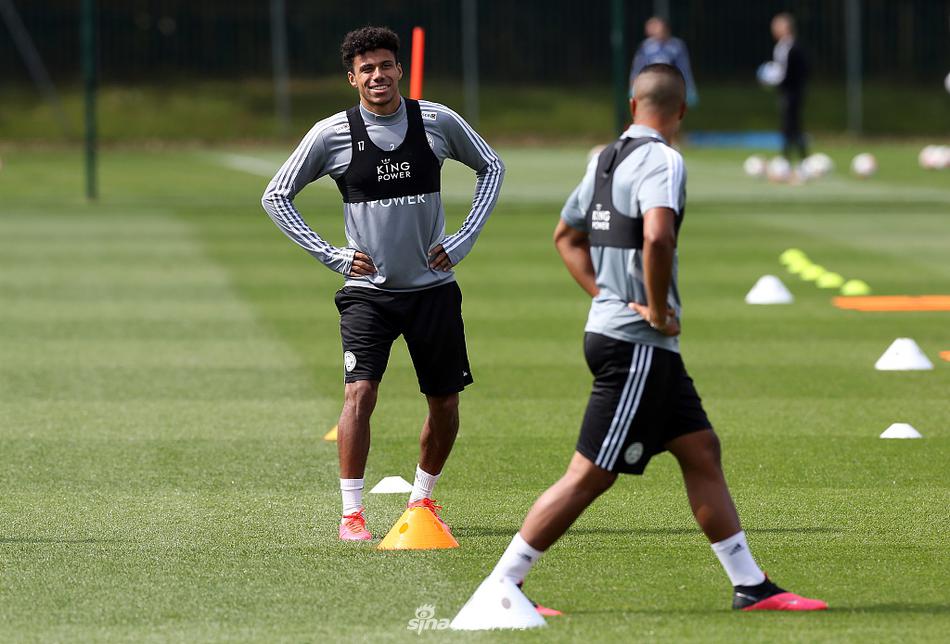 空旷的看台环绕下，莱斯特城球员在巨大的王权球场内进行内部教学赛。虽然没有了往日的喧嚣，但球场中央的拼抢依然激烈，蓝衣球员们用呼啸声和呼喊声填补着寂静，仿佛在提前驱散疫情带来的阴霾。