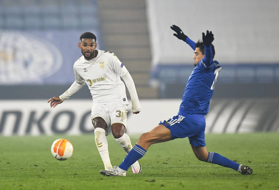 进球后的普拉埃特兴奋地挥舞着拳头，与上前祝贺的队友拥抱在一起，脸上的笑容洋溢着为球队扩大比分的喜悦。