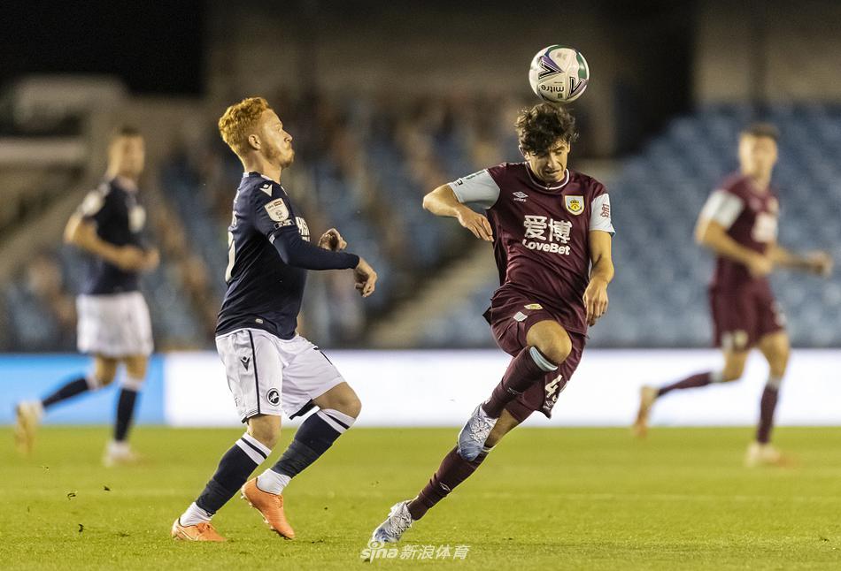 比赛结束后，伯恩利球员们相互致意庆祝这场来之不易的英联杯胜利，远征客场的球迷在看台上欢呼，与场上球员的喜悦交相辉映。