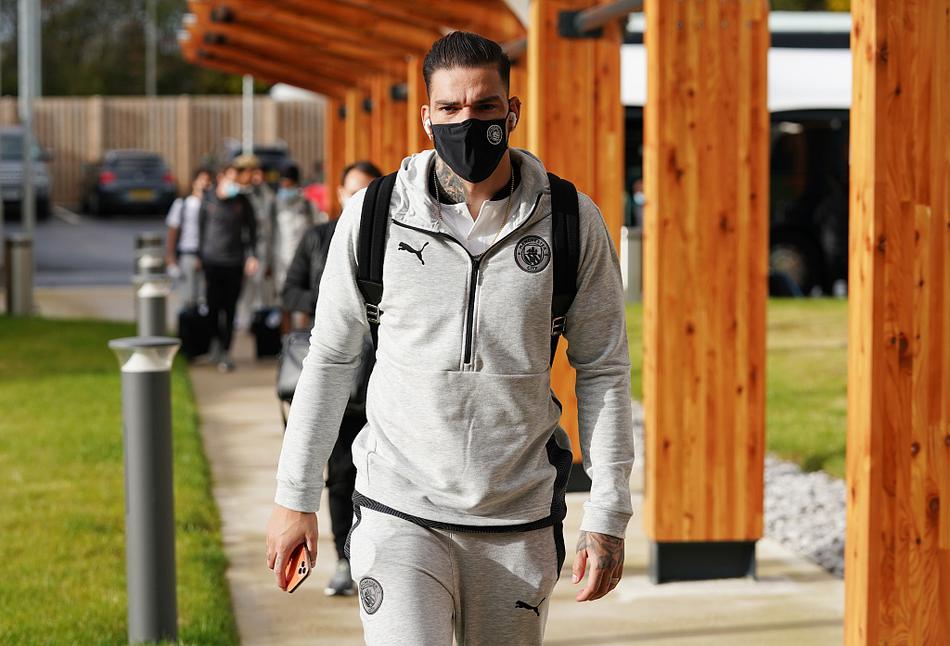 曼城主帅瓜迪奥拉在曼彻斯特机场独自推着行李箱，神情专注而坚定，似乎正在脑海中演练着韦洛德罗姆球场上的战术博弈。