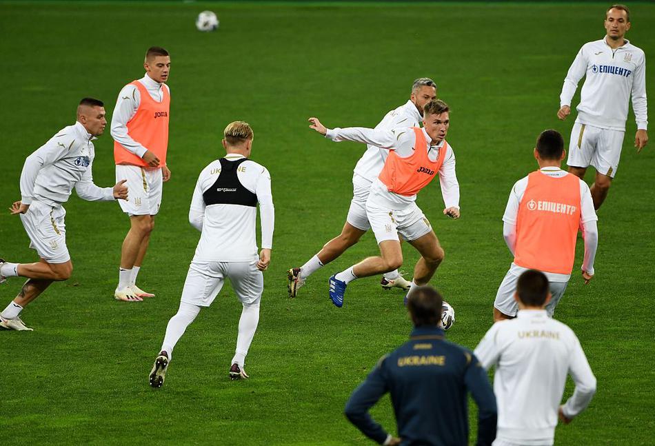 在紧凑的分组对抗训练中，一名乌克兰球员正带球突破，身旁的队友则迅速拉开空当接应。尽管只是训练赛，但球员们的拼抢动作依然真实而激烈，仿佛这就是即将到来的战场。