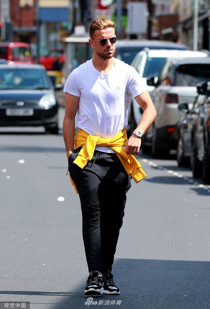 身穿休闲便装的亨德森，难掩夺冠后的轻松与愉悦，他正在用手机记录下街头这热闹非凡、满是支持者的盛况。