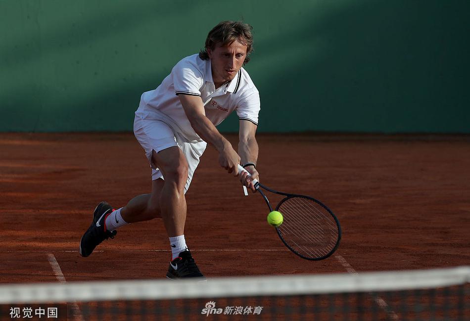 网球场上，莫德里奇与友人相视而笑，汗水映照出跨界交流的纯粹快乐