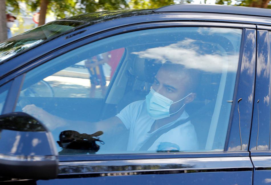 训练场上，阿尔巴与队友布斯克茨在阳光下交谈，作为梅西的挚友，他们深知此刻队长缺席的意义，两人脸上的表情略显凝重，仿佛在交流着关于那场离队风暴的点滴信息。