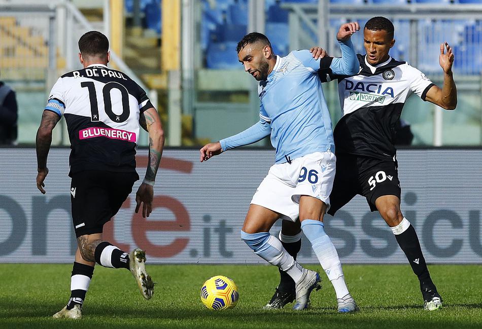 拉齐奥头号射手因莫比莱在十二码前目光如炬，他顶住巨大压力推射死角，为荣誉而战的这粒点球终于为主队挽回了一丝颜面。