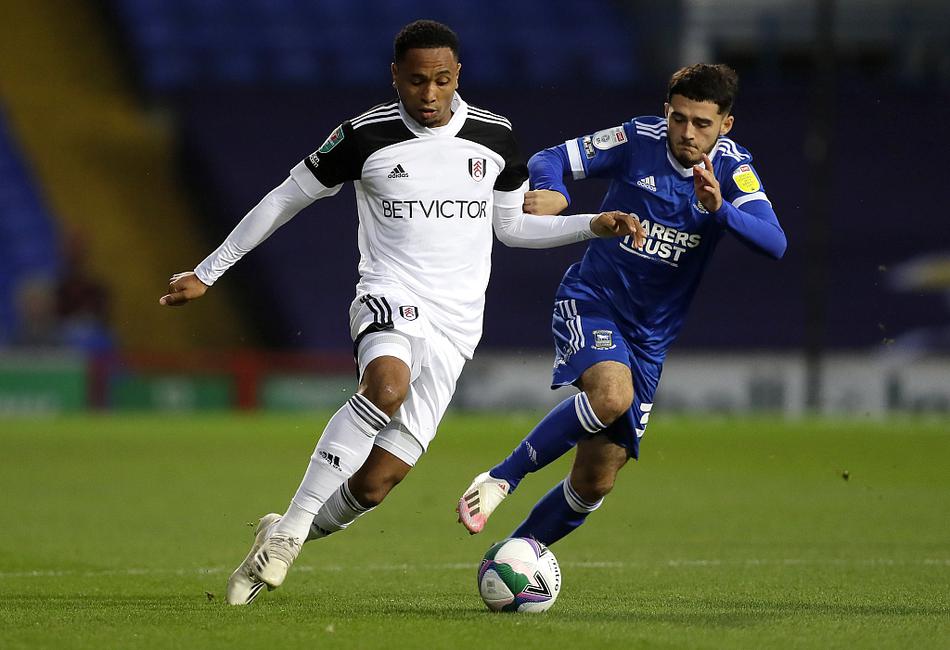 富勒姆球员阿卜杜勒-拉赫曼·巴巴与伊普斯维奇球员卡勒姆·丹克在边路拼抢，两人眼神坚毅，肌肉紧绷，足球在脚下瞬间成为争夺的焦点。