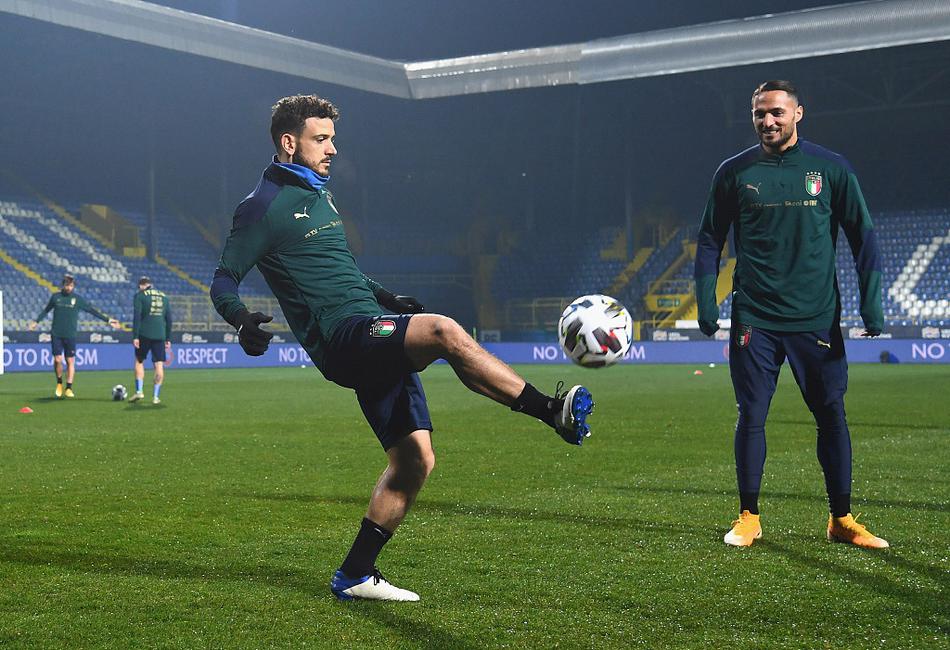 发布会现场的闪光灯下，意大利球员代表的目光穿透口罩的遮掩，那份从容与坚定，仿佛已将客场的喧嚣化为宁静。