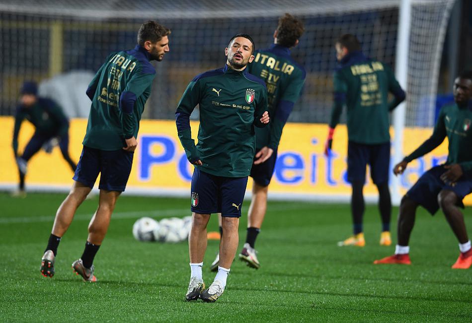 在贝尔加莫的寒风中，意大利队的球员们正在进行赛前最后一练，看台上空无一人，只有战术板的指令声在空旷的球场内回响。