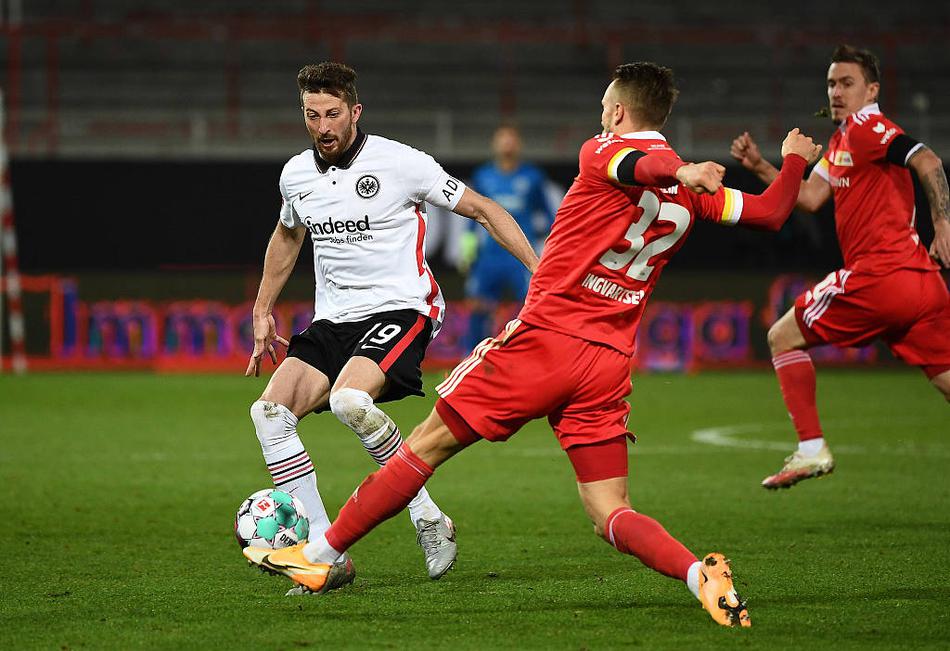 柏林联合队长克鲁泽轰入绝平世界波后，张开双臂尽情奔跑，接受全场球迷的顶礼膜拜，这一刻他是老林务所畔的英雄。