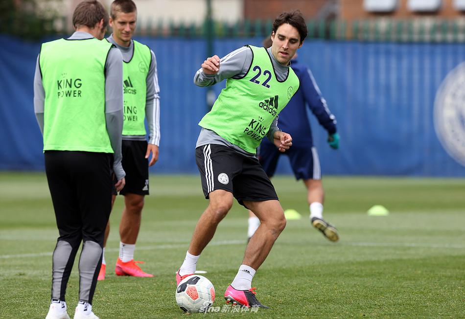 训练结束，球员们并未立刻离去。几名队员围在战术板前，一边擦着汗水一边听教练复盘。夕阳将他们疲惫但专注的身影拉得很长，在这段特殊的备战期里，每一分钟的讨论都显得弥足珍贵。