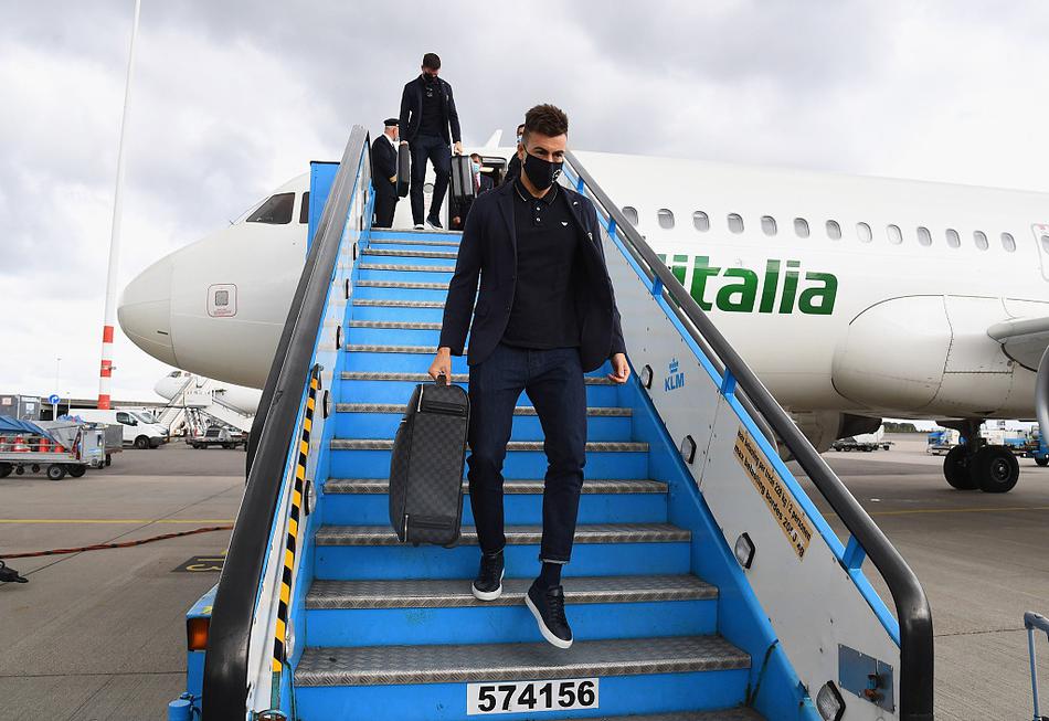 多纳鲁马在酒店阳台探出身子，向楼下守候的意大利记者团挥手致意，年轻的脸上写满了自信，身后的夕阳为他镀上一层金色光芒。