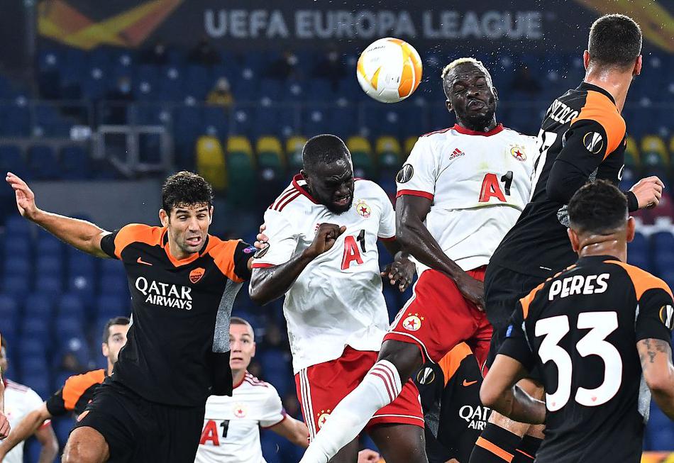 姆希塔良在对手严密盯防下寻找传球路线，他的每一次触球都试图撕开客队布下的钢铁防线。