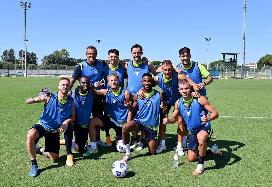 主帅小因扎吉双手插兜，神情专注地站在场边督训，眼神中透露出对细节的严格要求和对新赛季战术部署的深思熟虑