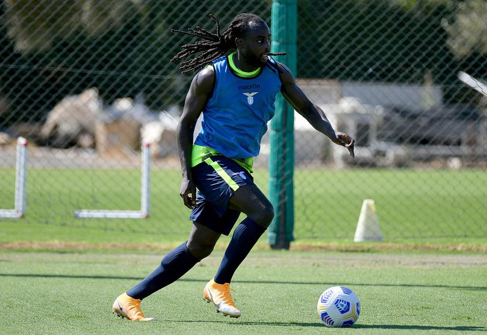 拉齐奥训练备战，头号射手因莫比莱在抢圈游戏中轻松写意，脸上洋溢着自信的笑容，展现了球队核心良好的精神风貌