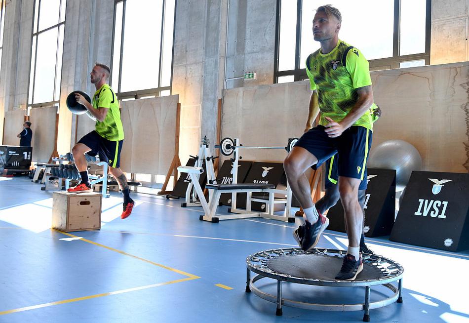 在福尔梅洛的骄阳下，拉齐奥将士们进行慢跑热身，为新赛季储备体能，每个人的眼中都闪烁着对未来的憧憬。