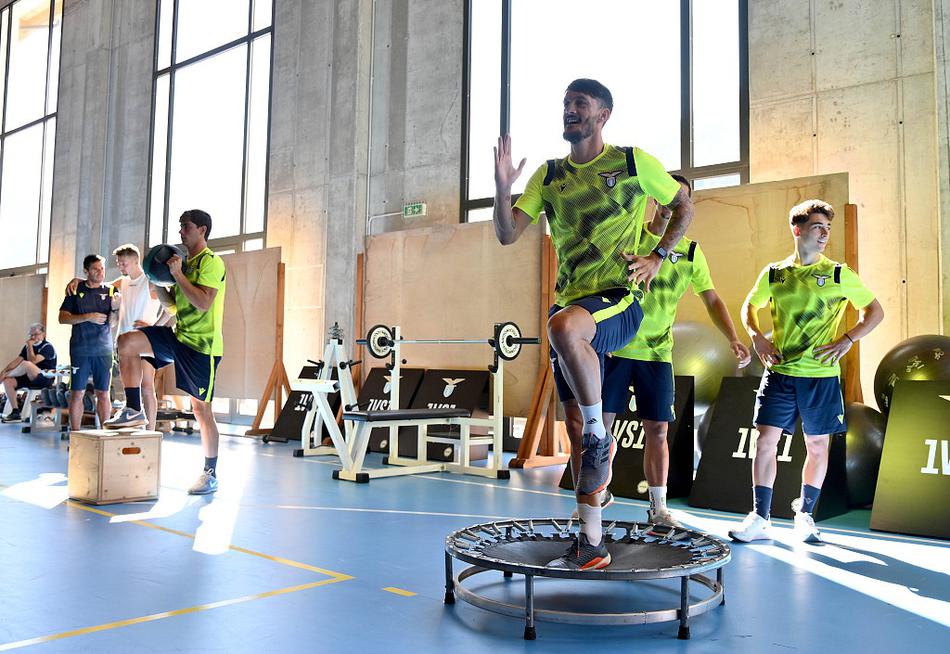 阳光穿过训练场的围栏，拉齐奥球员正在进行高强度的变速冲刺练习，汗水浸湿了球衣，拼搏是备战期唯一的主旋律。