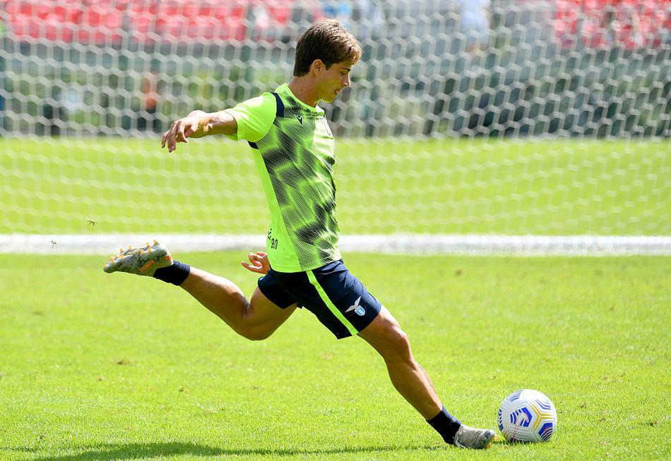 主教练小因扎吉神情专注地注视着场上的一举一动，他时而大声呼喊指点站位，时而又陷入沉思，手中的战术板记录着他对新赛季的缜密规划。