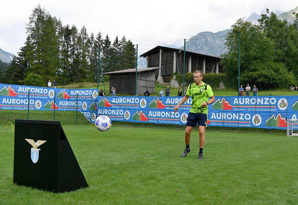 福尔梅洛的晨曦下，蓝鹰众将正在进行核心力量训练，每一块紧绷的肌肉都写满了对新赛季的渴望。