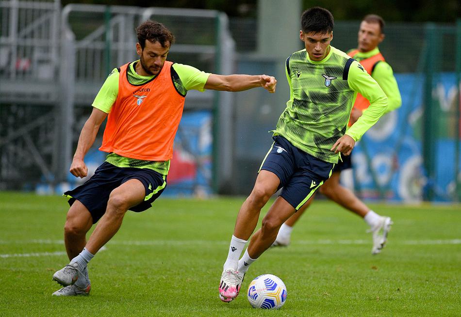 主帅小因扎吉在场边双手插袋目光如炬，紧盯着弟子们的每一处细节，亲手雕琢新赛季的战术蓝图